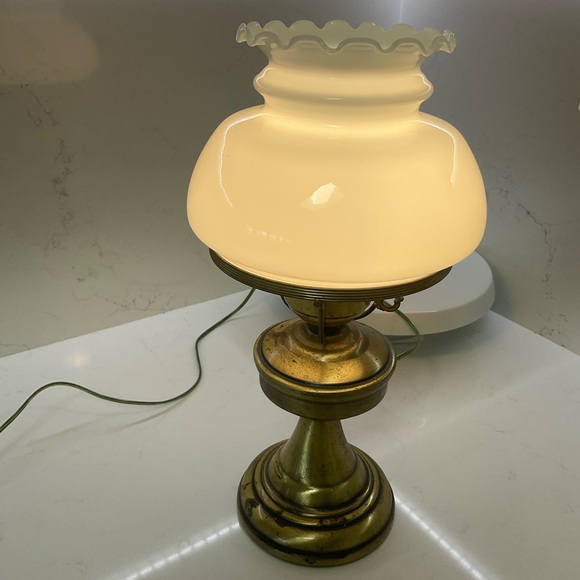 Vintage brass lamp with glass globe and turn key electric (test and works) 1L - Picture 4 of 6